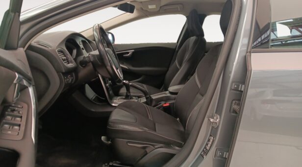 VOLVO V40 BERLINA CON PORTON 2.0 D2 MOMENTUM 120 5p