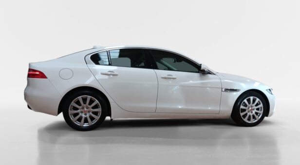 JAGUAR XE SEDAN 2.0D 132KW PURE AUTO 180 4p