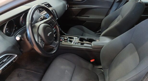 JAGUAR XE SEDAN 2.0D 132KW PURE AUTO 180 4p