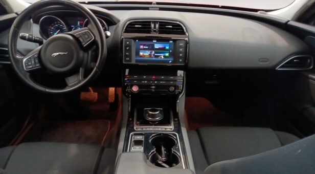 JAGUAR XE SEDAN 2.0D 132KW PURE AUTO 180 4p