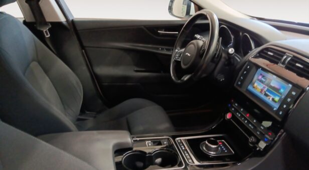 JAGUAR XE SEDAN 2.0D 132KW PURE AUTO 180 4p
