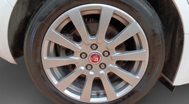 JAGUAR XE SEDAN 2.0D 132KW PURE AUTO 180 4p
