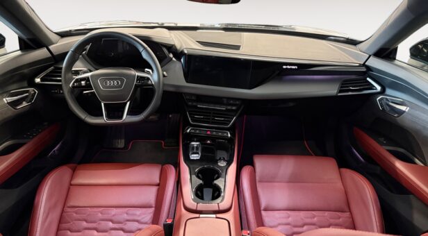 AUDI E-TRON GT SEDAN BEV 93KWH QUATTRO 476 4p