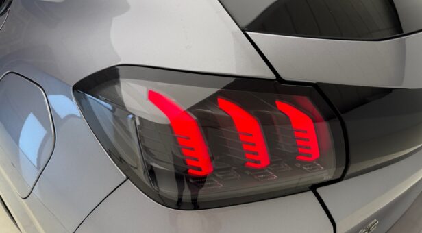 PEUGEOT 208 BERLINA CON PORTON 1.2 PURETECH 73KW ALLURE 100 5p