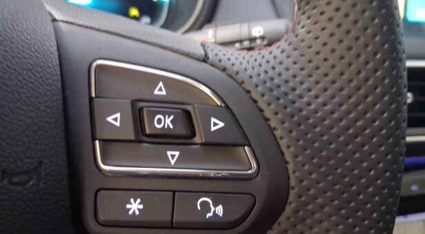 MG MG EHS MG EHS 1.5T 16.6kwh EDU 2WD LUX LHD Dark