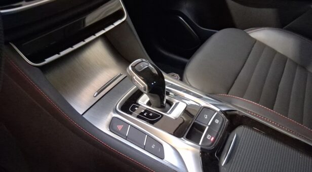 MG MG EHS MG EHS 1.5T 16.6kwh EDU 2WD LUX LHD Dark