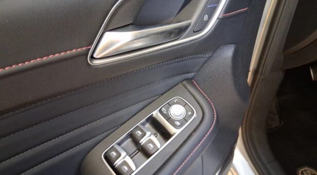 MG MG EHS MG EHS 1.5T 16.6kwh EDU 2WD LUX LHD Dark