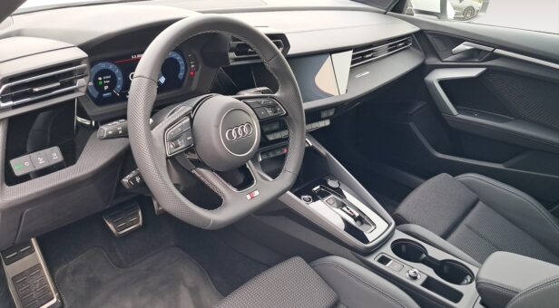 AUDI A3 BERLINA CON PORTON 1.5 40 TFSI E S TRONIC ALLSTREET GENUINE 204 5p