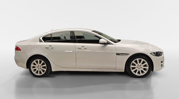 JAGUAR XE SEDAN 2.0D 180PS PURE AUTO 180 4p