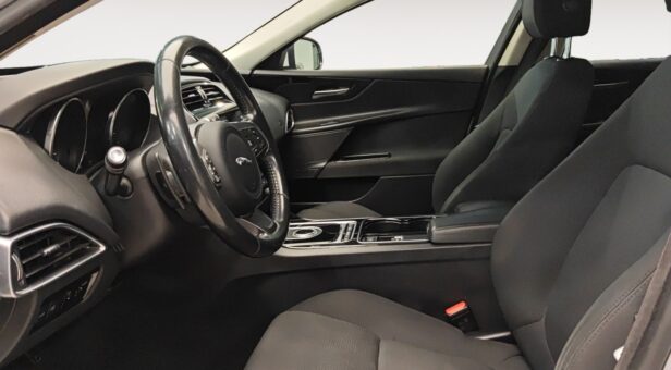 JAGUAR XE SEDAN 2.0D 180PS PURE AUTO 180 4p