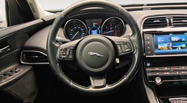 JAGUAR XE SEDAN 2.0D 180PS PURE AUTO 180 4p