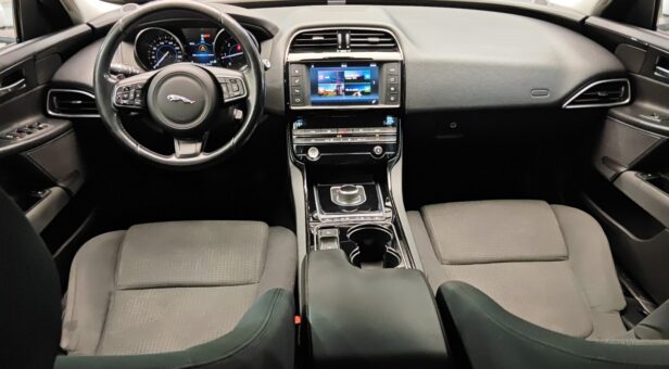 JAGUAR XE SEDAN 2.0D 180PS PURE AUTO 180 4p