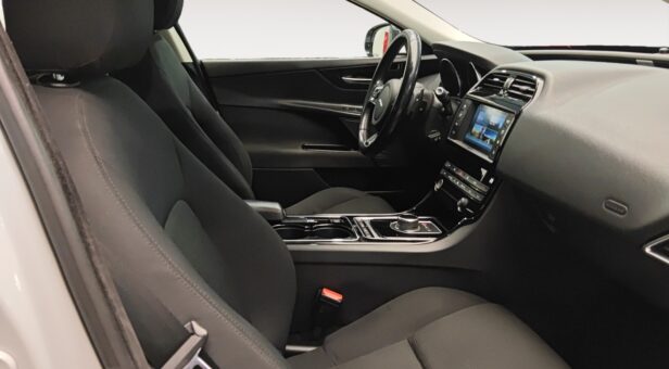 JAGUAR XE SEDAN 2.0D 180PS PURE AUTO 180 4p