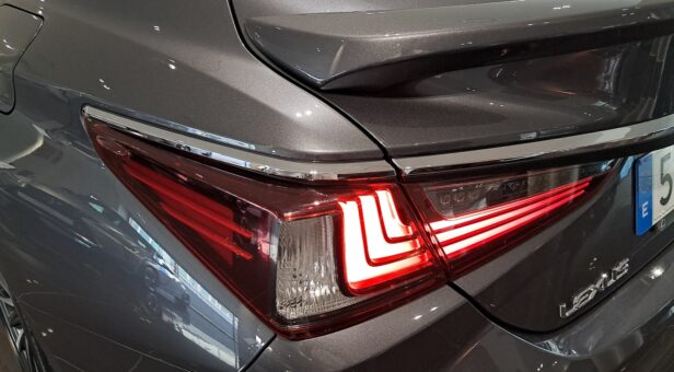 LEXUS ES HIBRIDO 300h PREMIUM LEXUS ES HIBRIDO 300h PREMIUM