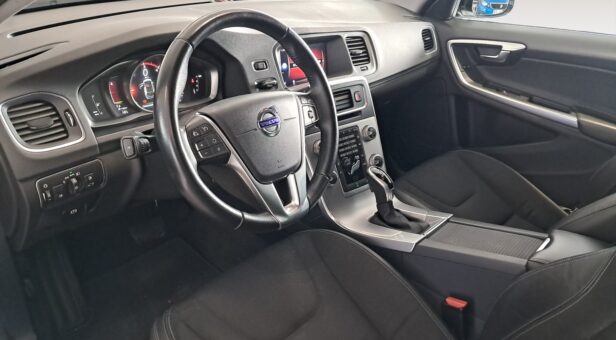 VOLVO V60 CROSS COUNTRY FAMILIAR 2.0 D3 MOMENTUM AUTO 150 5p