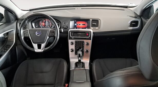 VOLVO V60 CROSS COUNTRY FAMILIAR 2.0 D3 MOMENTUM AUTO 150 5p
