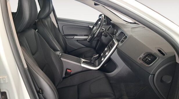 VOLVO V60 CROSS COUNTRY FAMILIAR 2.0 D3 MOMENTUM AUTO 150 5p