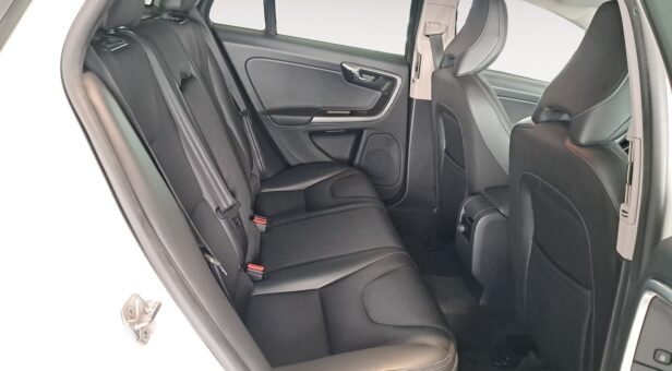 VOLVO V60 CROSS COUNTRY FAMILIAR 2.0 D3 MOMENTUM AUTO 150 5p
