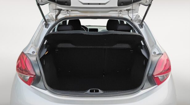 PEUGEOT 208 BERLINA CON PORTON 1.2L PURETECH 81KW SIGNATURE AUTO 110 5p