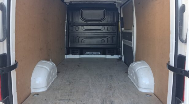 VOLKSWAGEN COMERCIALES LCV CRAFTER 35 FURGON BATALLA MEDIA L3H2 2.0 TDI FWD 103 KW (140 cv) AUT 8 VEL. 3500 KG