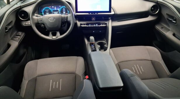 TOYOTA C-HR Toyota C-HR 220PH e-CVT 5P Advance