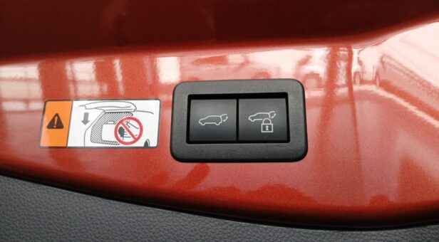 TOYOTA C-HR Toyota C-HR Plug-in Hybrid 220 e-CVT 5P Spirit