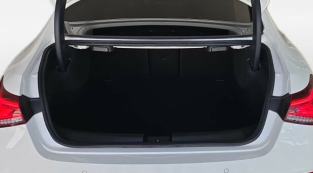 MERCEDES CLA SEDAN 1.3 CLA 180 136 4p