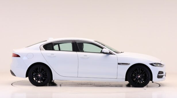 JAGUAR XE SEDAN 2.0D 132KW R-SPORT AUTO 180 4p